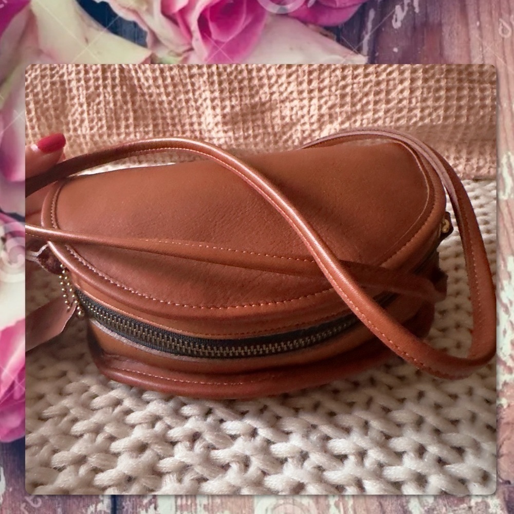 VINTAGE COACH KIMBALL HALF MOON BRITISH TAN CROSSBODY BAG
9911 - Picture 3 of 17